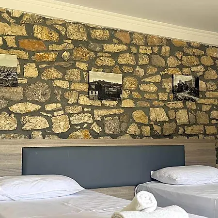 Te Gjyshi Hotel 3*