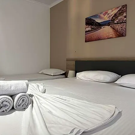 Te Gjyshi Hotel 3*